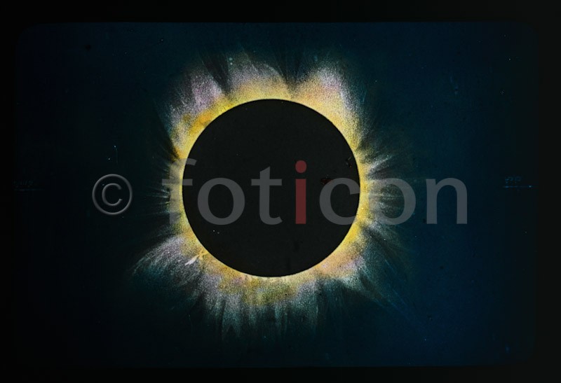 Sonnencorona bei einer Sonnenfinsternis --- Solar corona during a solar eclipse - Foto foticon-simon-sternenwelt-267-016.jpg | foticon.de - Bilddatenbank für Motive aus Geschichte und Kultur